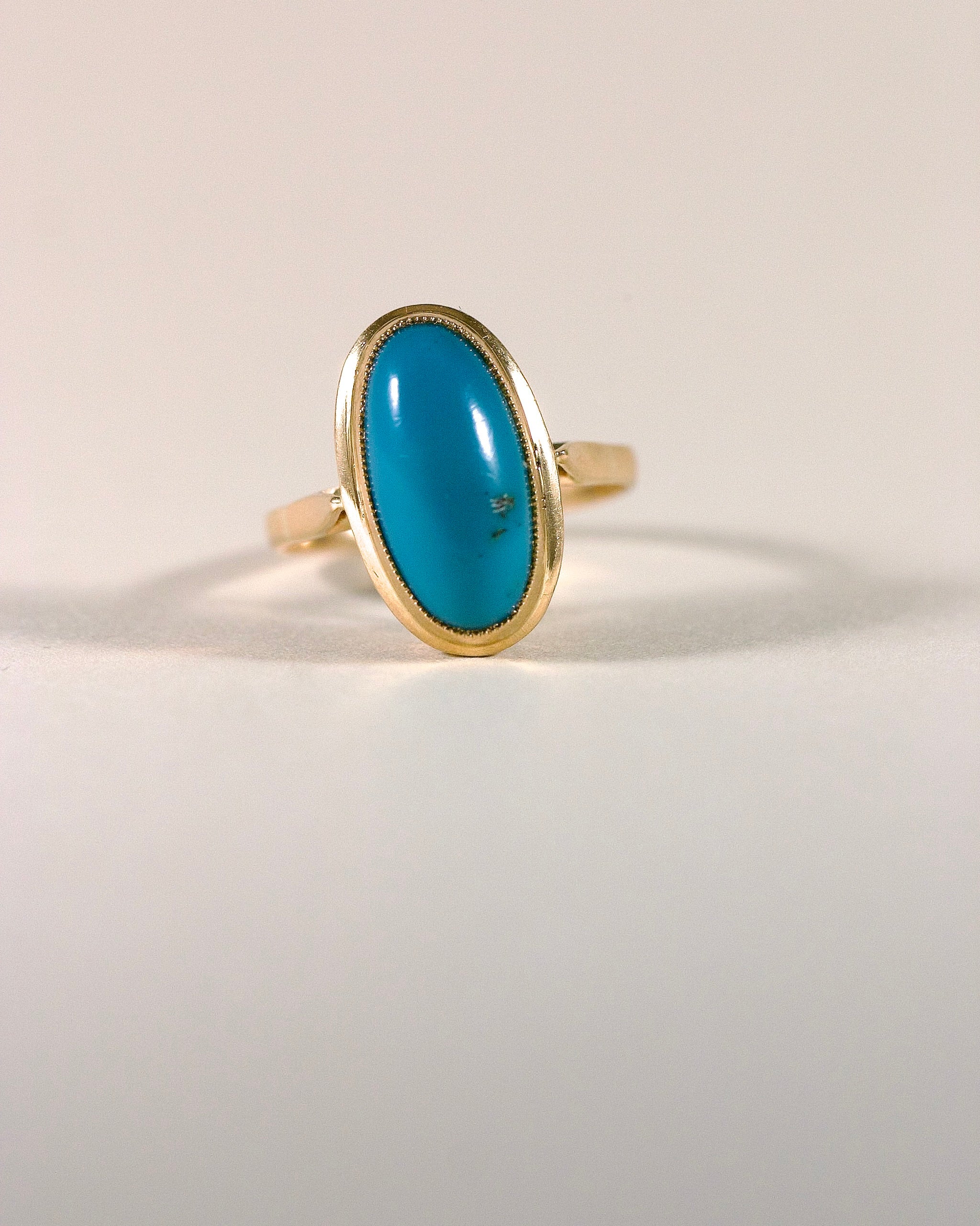 Bague En Argent Massif Avec Cabochon Bleu Et Cercles Ajourés – Modèle Occasion